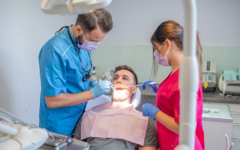 Nadwrażliwość zębów – skąd się bierze i jak sobie z nią radzić